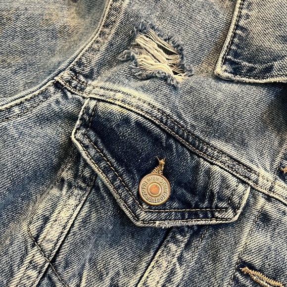Never worn forever 21 distressed cropped jean jacket - Picture 6 of 9